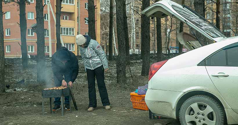 Мужик жарит шашлыки и свою подругу